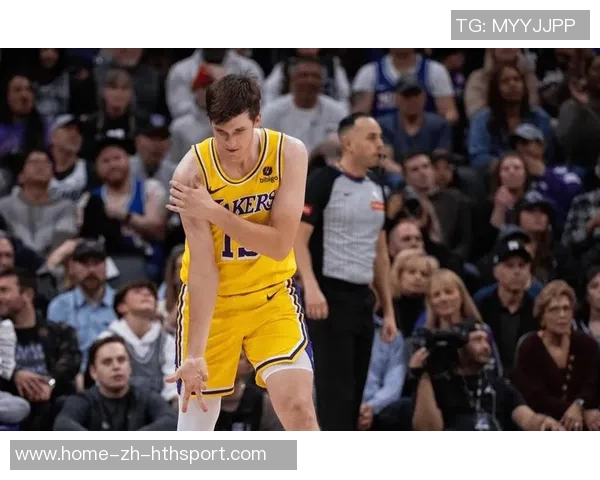 湖人训练场景曝光斯玛特紧逼八村里夫斯全力防守展现团队默契