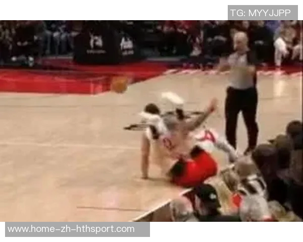 杨瀚森拼抢地板球被亚当斯压住展现强硬风格值得称赞